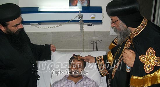 Pope Tawadros pays a sudden visit to the injured in Cathedral attack